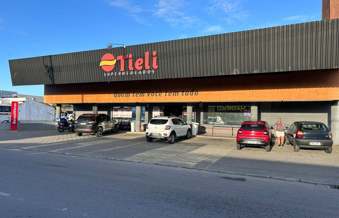 Fachada do Tieli Supermercados no Mar Grosso, em Laguna