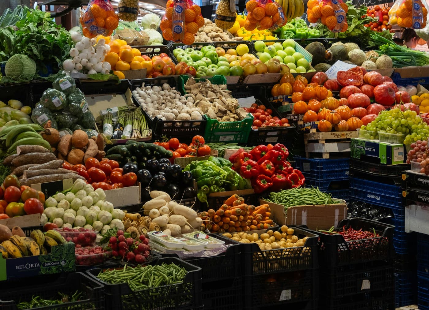 Banca abundante com frutas e verduras frescas