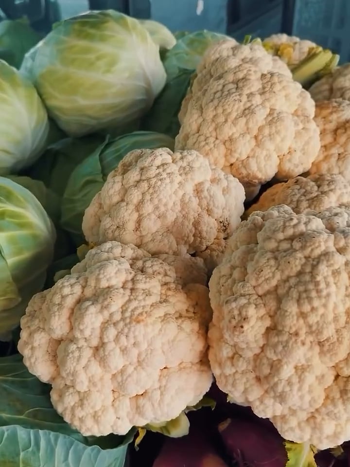 Couve-flor, repolho e batata-doce na banca do hortifruti de uma loja TIELI